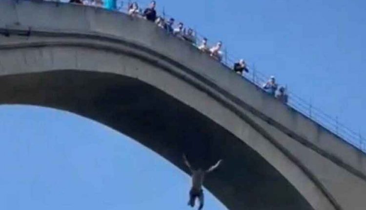 Американец скокна од мост во Мостар, па мораа да го спасуваат за да не се удави (ВИДЕО)