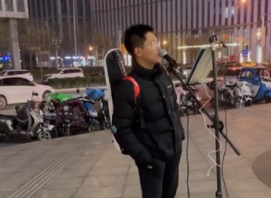 Кинез среде Пекинг пее песни од Тоше Проески (ВИДЕО)