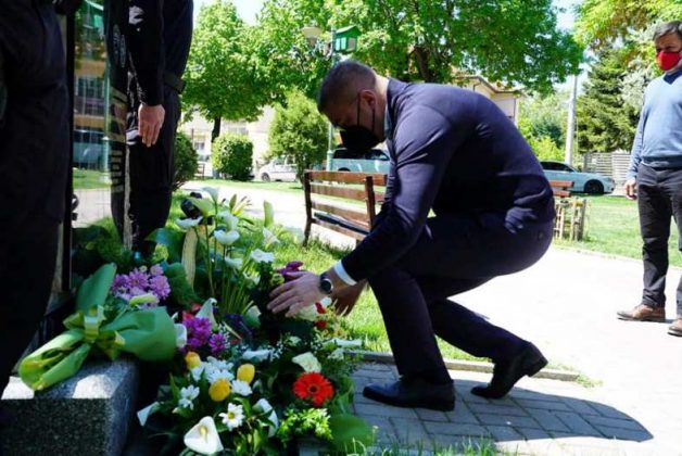Мицкоски положи цвеќе на спомен плочата на Ненад Серафимовски кој загина во Диво насеље: Хероите живеат вечно!