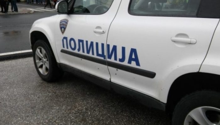Скопјанец нападнат во Центар: Му го удриле автомобилот, па го нападнале со дрвени предмети