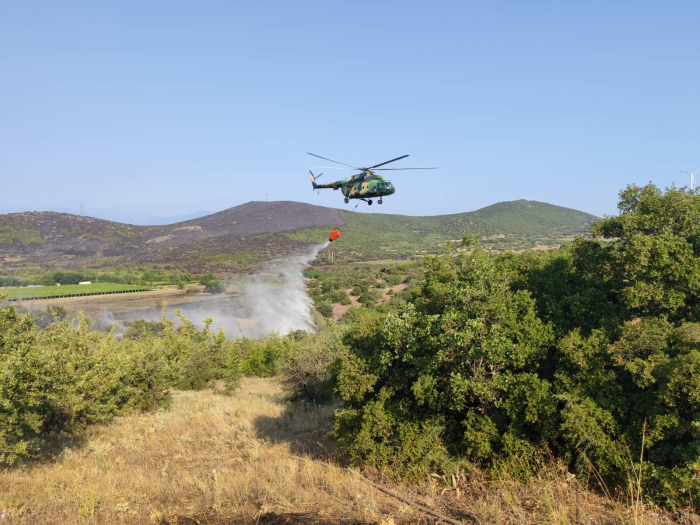 Пожарот кај Фурка се интензивира, интервенира и армиски хеликоптер