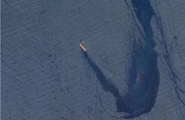 (ВИДЕО) Еколошка катастрофа во Црвеното Море: Нафта од ракетиран брод остави трага долга 29 километри