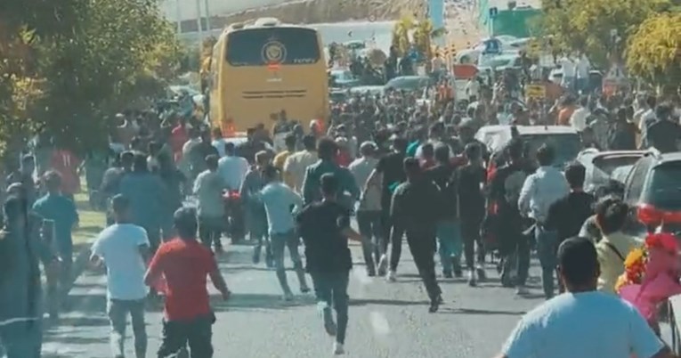 Лудница во Техеран. Иранците трчаат по автобусот и упаднале во хотелот поради Роналдо (ВИДЕО)