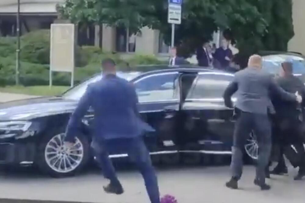 (ВОЗНЕМИРУВАЧКО ВИДЕО) Обезбедувањето го внесе во автомобилот ранетиот Фицо- Нова снимка по атентатот на словачкиот премиер 
