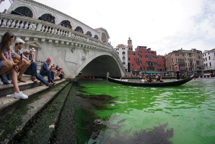 Мистериозно позелене водата во венецискиот Канал Гранде (ВИДЕО)