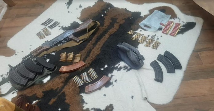 ВИДЕО| При претрес кај полициски службеници откриено недозволено оружје и муниција