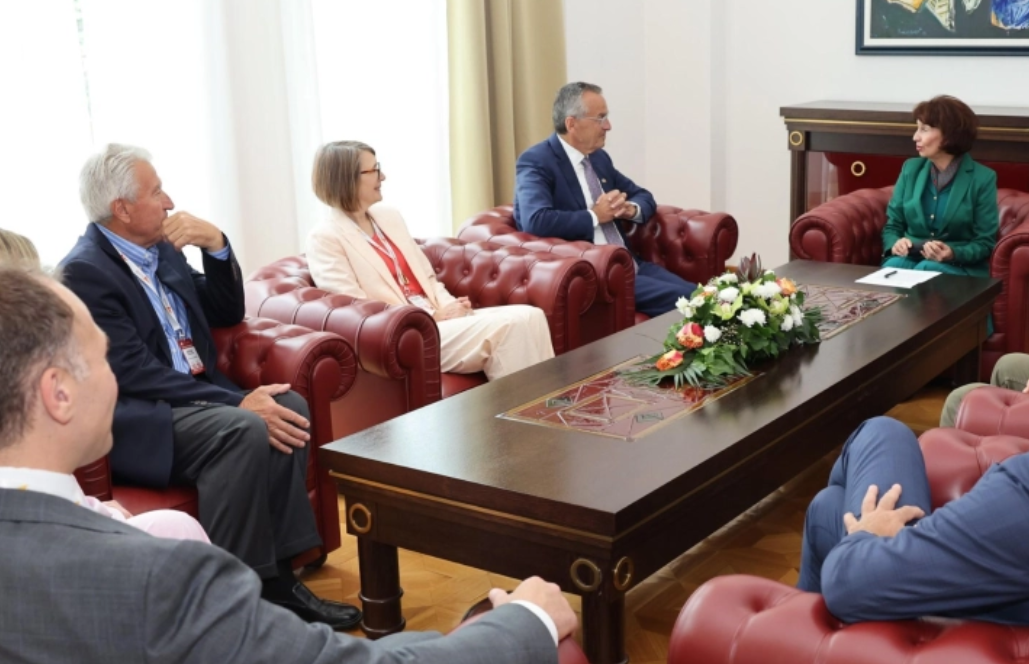 Претседателката Силјановска Давкова се сретна со претставници на „Македонија 2025“