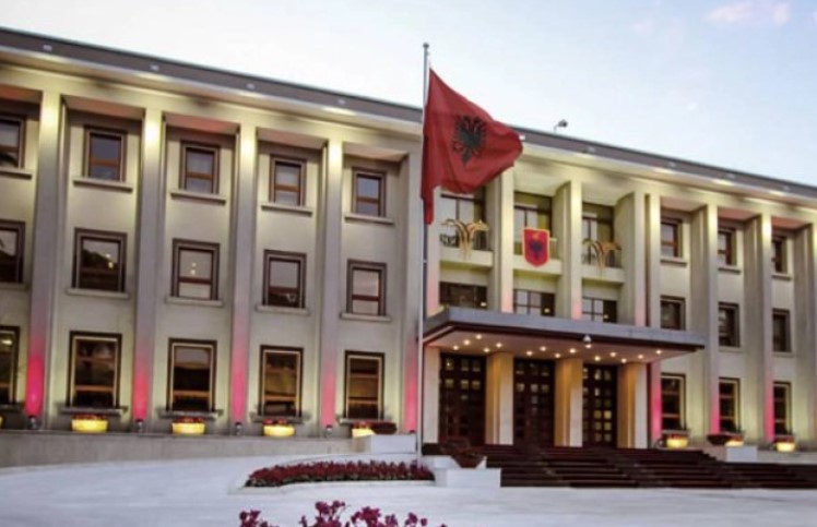 По примерот на македонските колеги: Албанските функционери, министри и пратеници со повисоки плати од 65 до 98 отсто