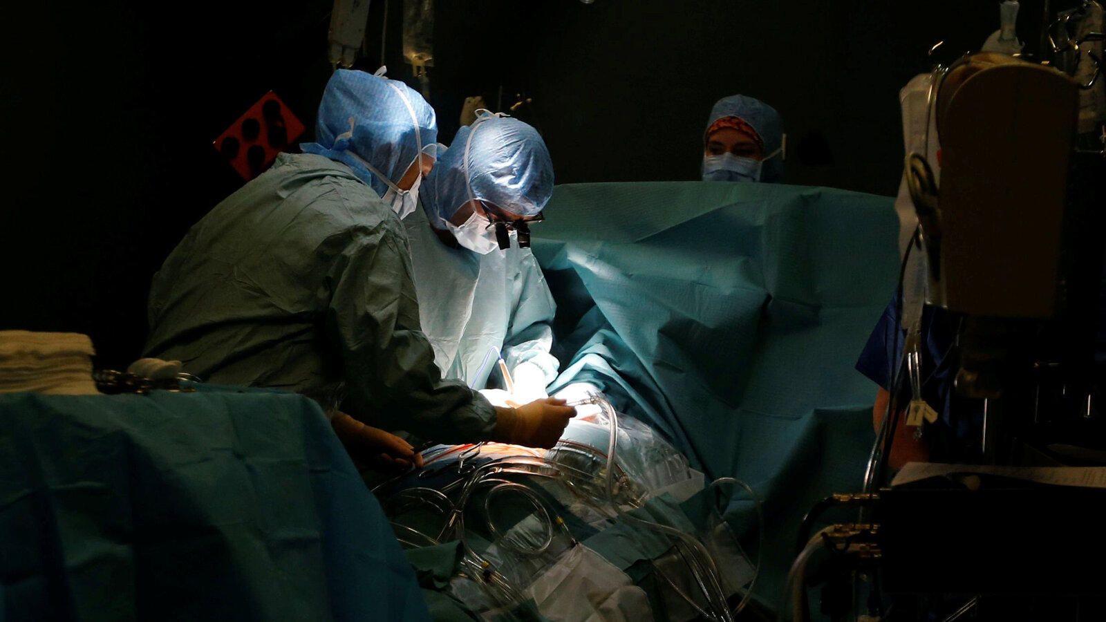 Хирурзи во Киев сред операција на срце останаа без струја (ВИДЕО)