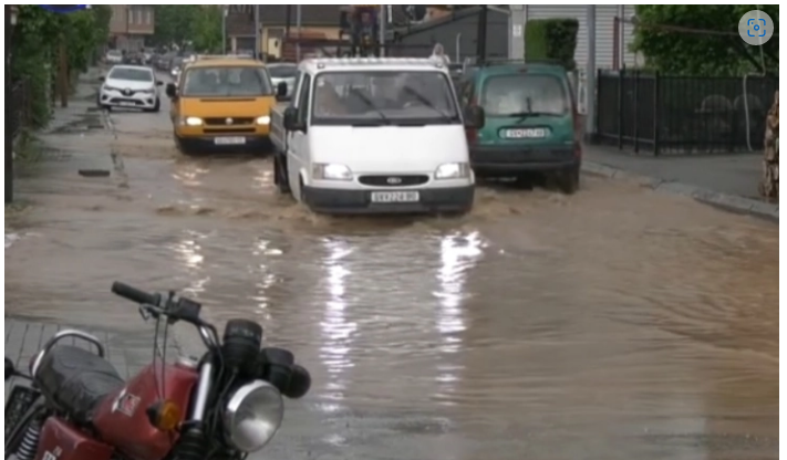 Невремето во Гостивар поплави улици и домови, има и блокирани патишта